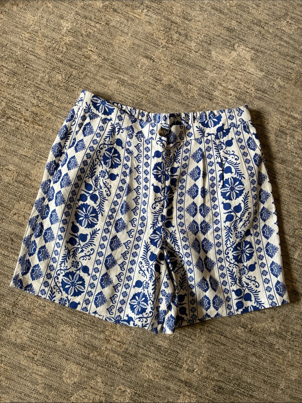 Boden NWT Dulwich Linen shorts & White with blue pattern - size 12